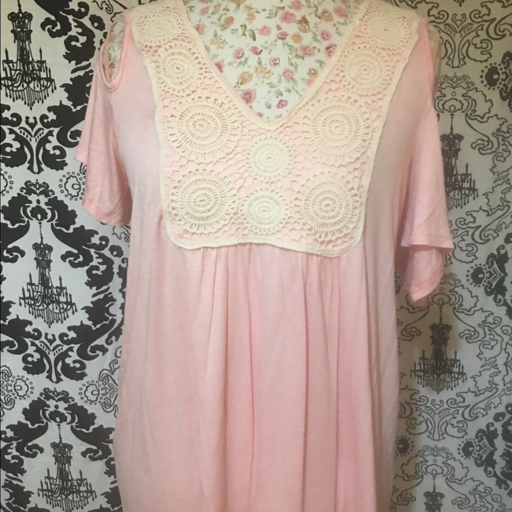 (🛍️ 2 for 8.00) NWOT Pink/peach crochet with cold shoulder top